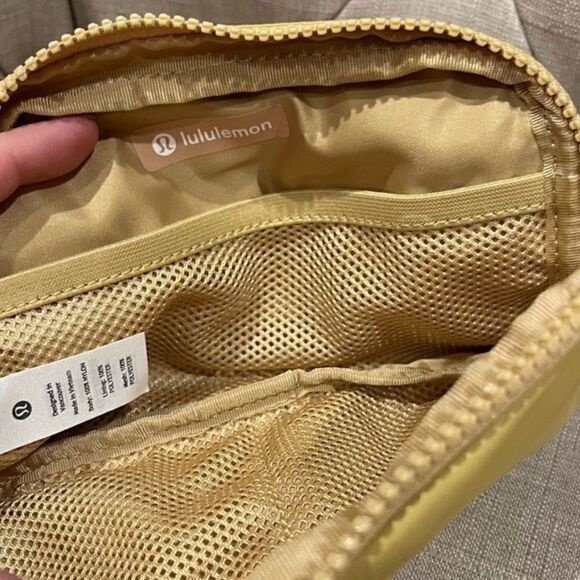 Lululemon Everywhere Belt Bag‎ In Golden Sand NWT - Picture 6 of 9